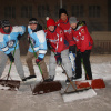 Utkání v ledním hokeji na hřišti u školy pro veřejnost